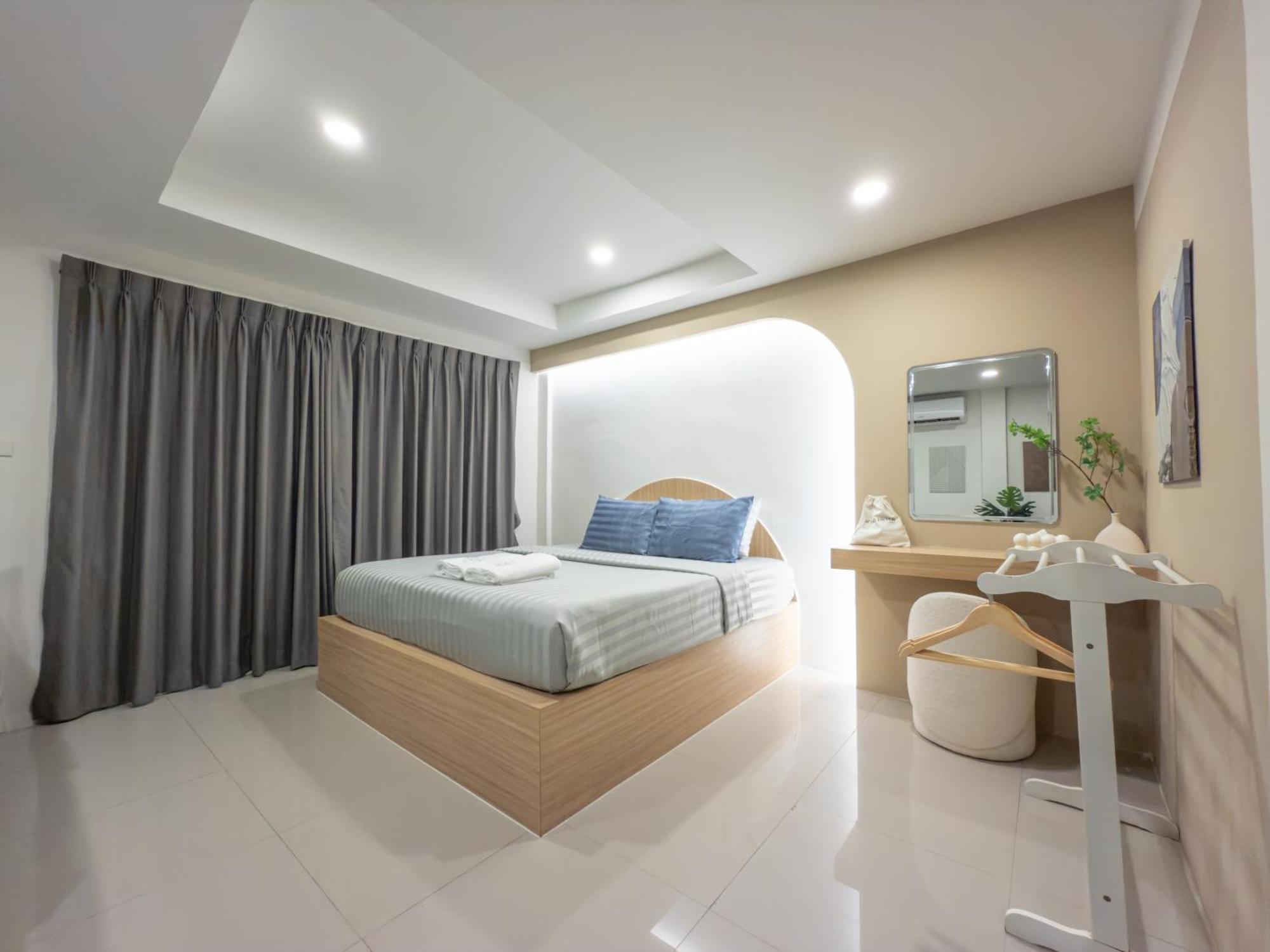 The Seathru Koh Larn Hotel Pattaya Exterior photo
