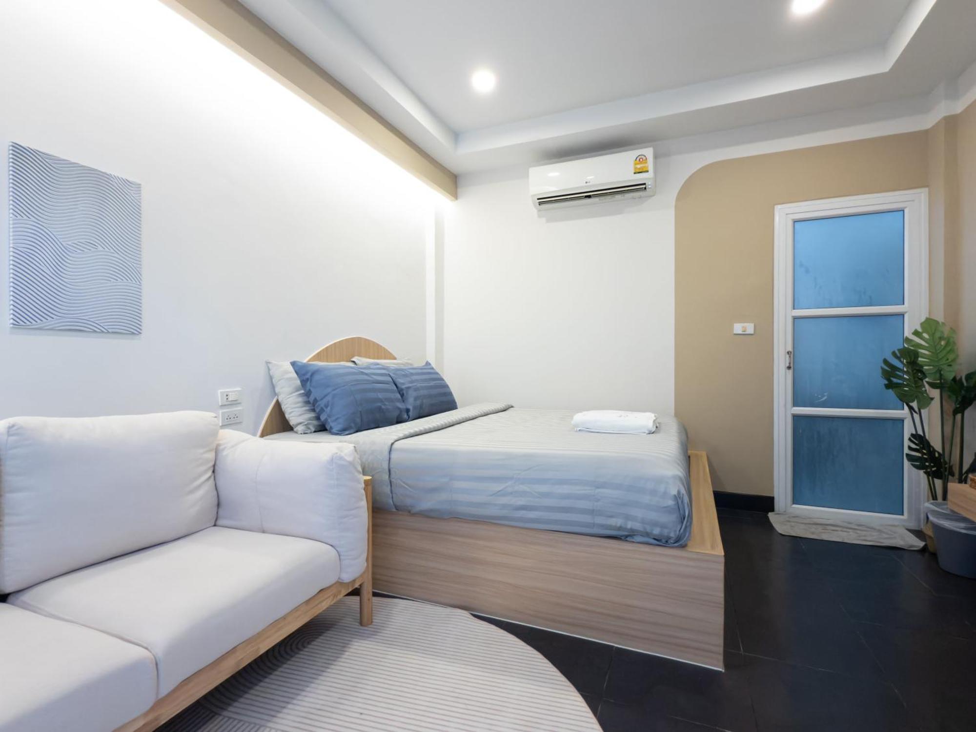 The Seathru Koh Larn Hotel Pattaya Exterior photo