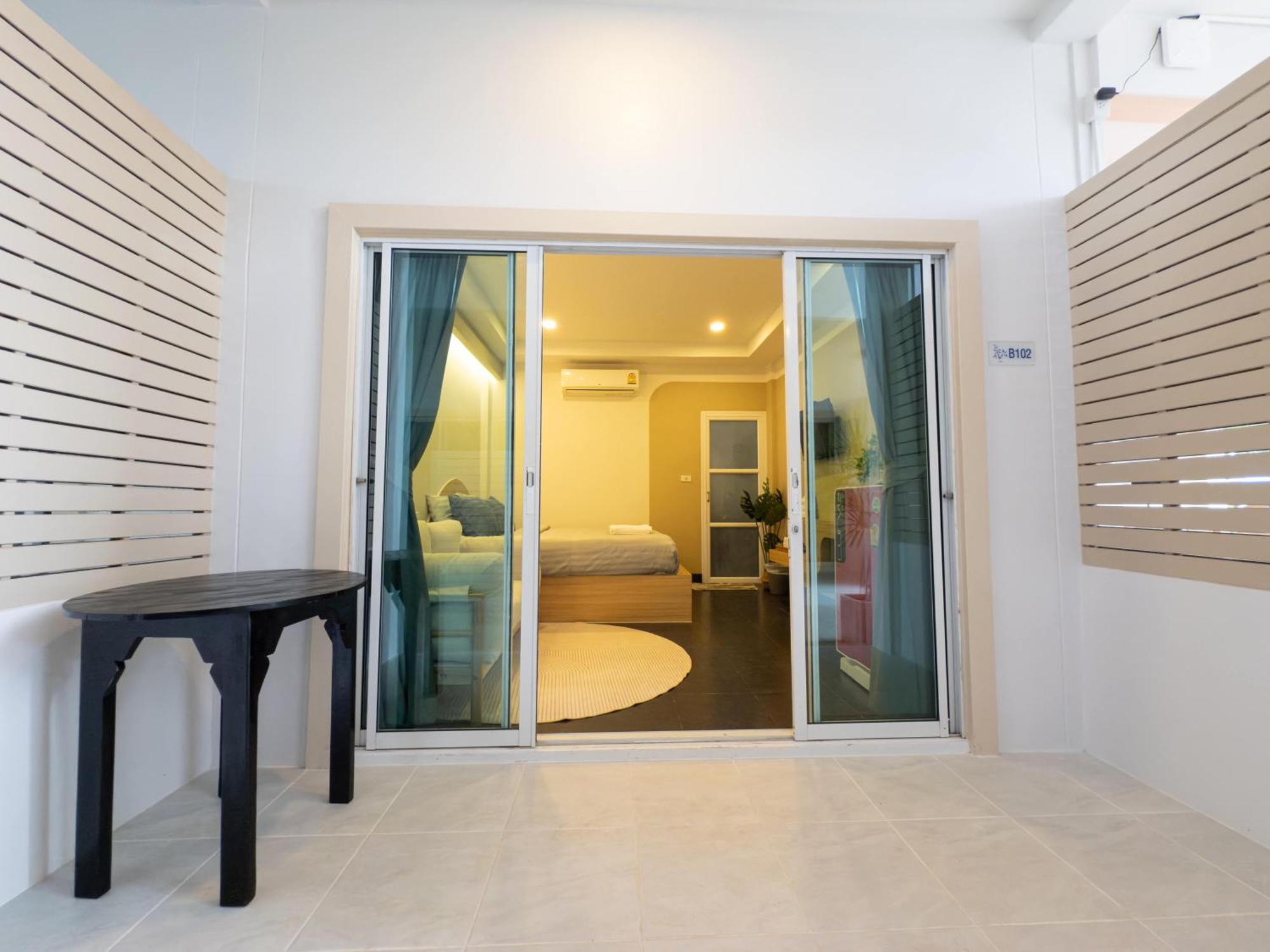 The Seathru Koh Larn Hotel Pattaya Exterior photo