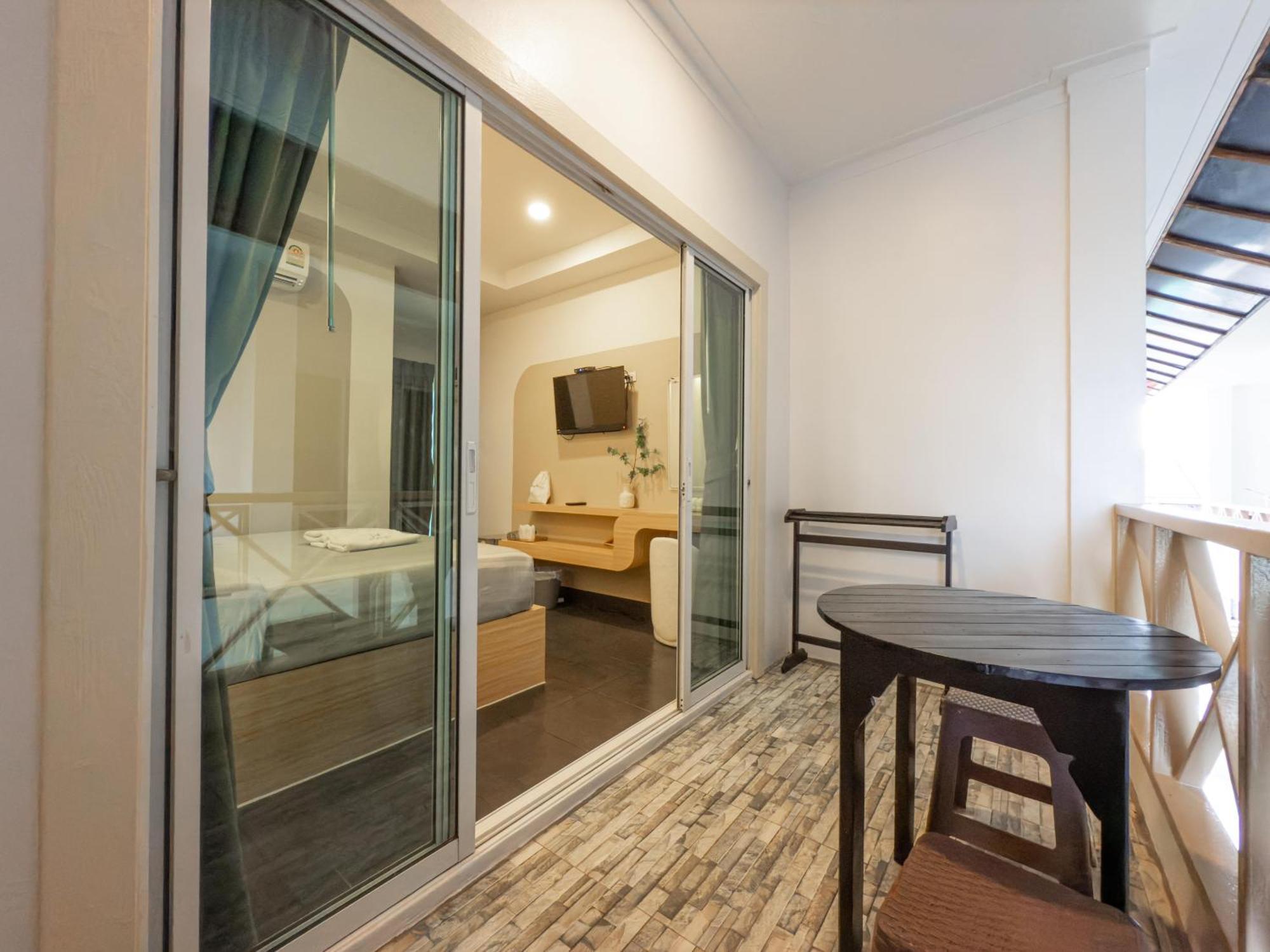 The Seathru Koh Larn Hotel Pattaya Exterior photo